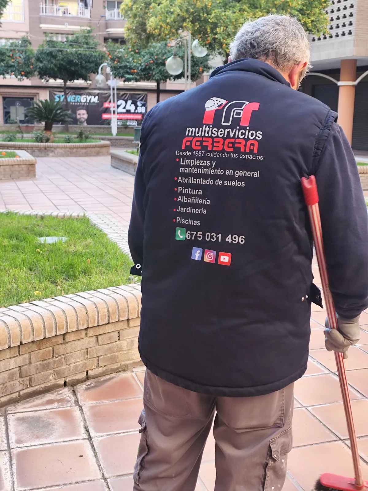 Trabajador de Ferbera en una comunidad